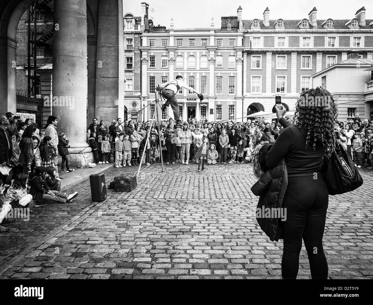 Frau in engen Hosen und Mann zu Fuß auf einem Seil Stockfoto