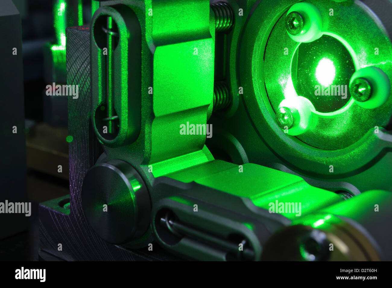 Spiegelbild der mächtigen grünen Laserlicht im Wissenschaftssystem Stockfoto