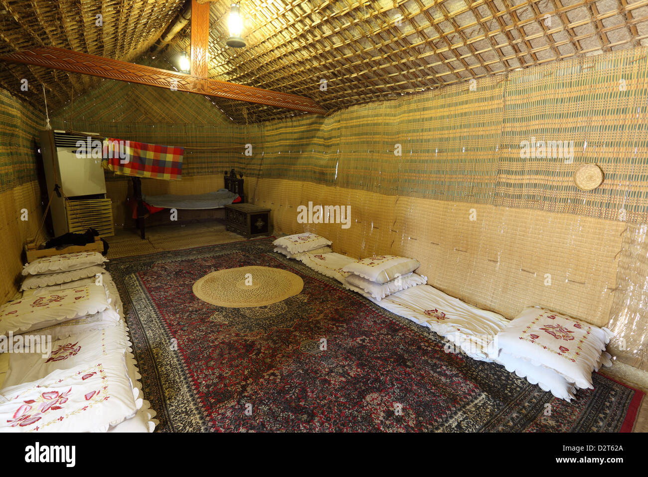 Innerhalb einer traditionellen Beduinen-Zelt in Abu Dhabi, Vereinigte Arabische Emirate Stockfoto