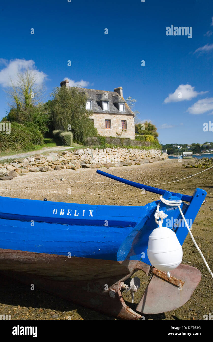 Angelboote/Fischerboote vor einem Haus in Saint Pabu, Bretagne, Finistère. am Ufer der Mündung des Aber Benoit, Frankreich Stockfoto