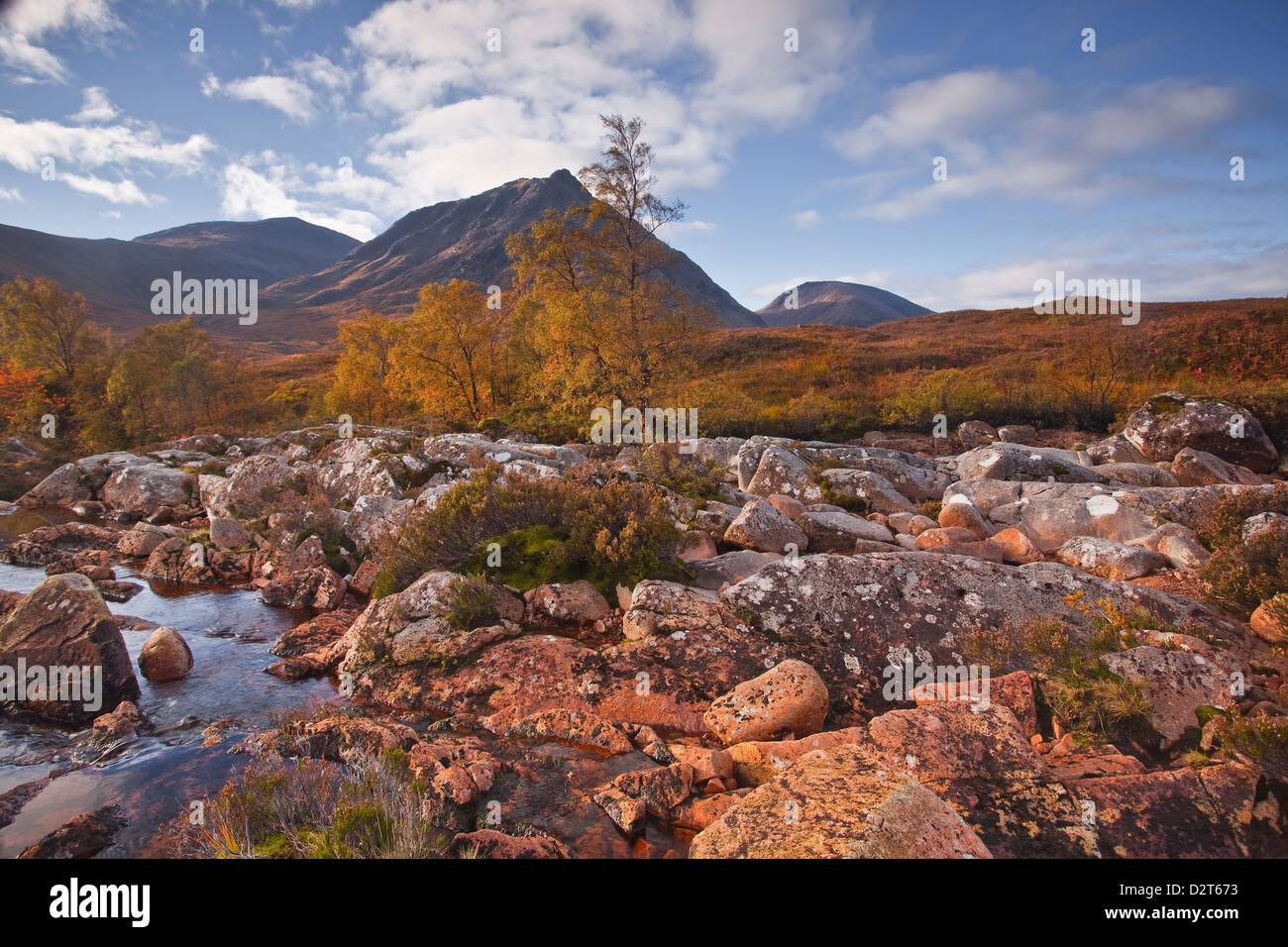 Stob ein Ghlais Choire mit dem Fluss Etive vorbei, ein Bereich an der Ecke von Glen Coe und Glen Etive, Scotland, UK Stockfoto