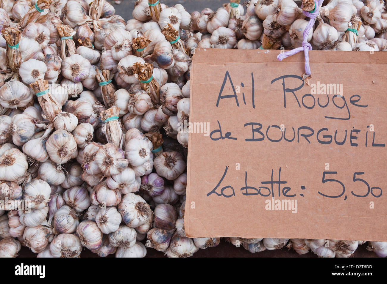 Zwiebeln Knoblauch zum Verkauf auf einem Markt in Tours, Indre-et-Loire, Loire-Tal, Frankreich Stockfoto