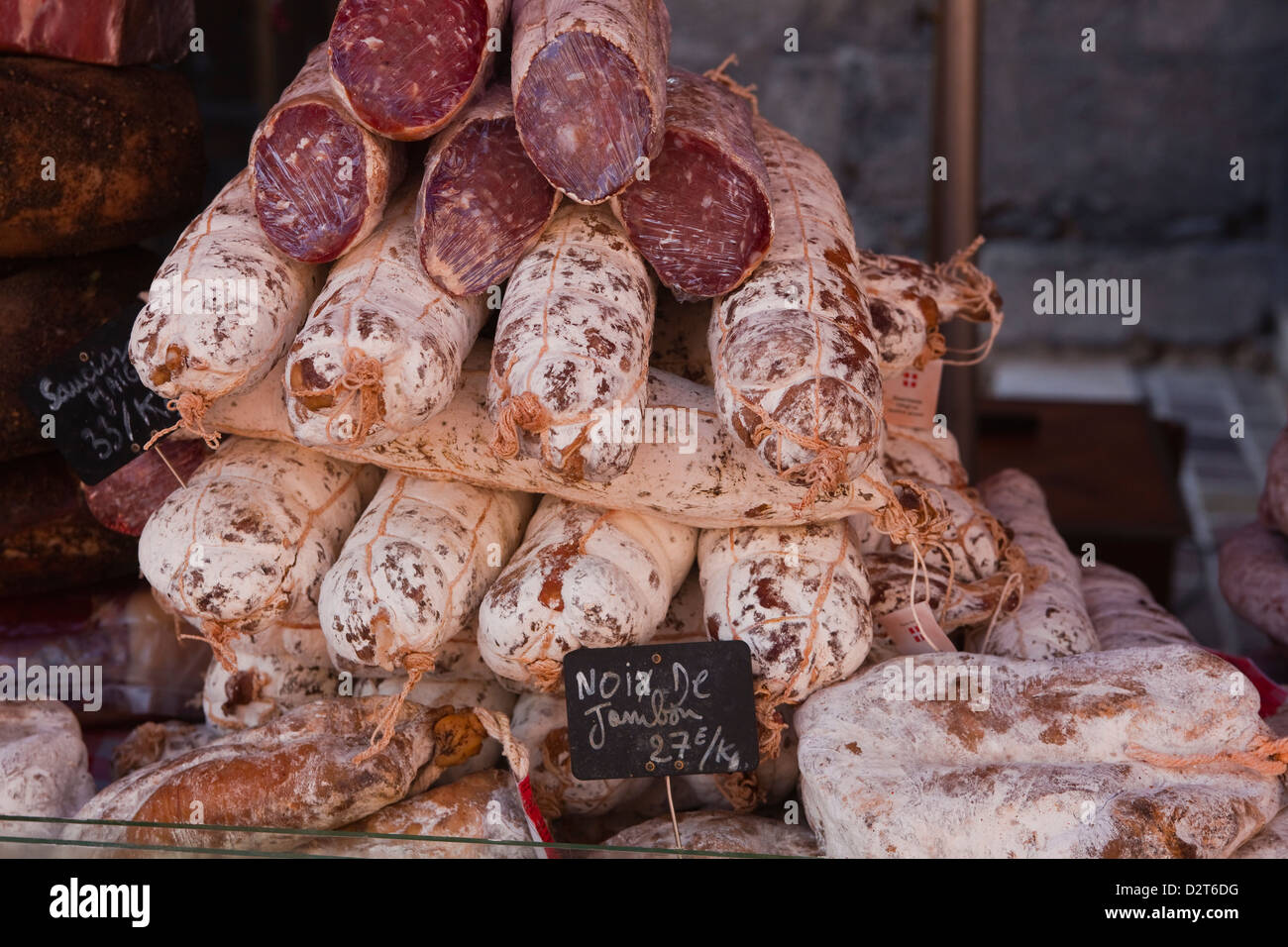 Saucisson auf Verkauf auf einem Markt in Tours, Indre-et-Loire, Loire-Tal, Frankreich Stockfoto