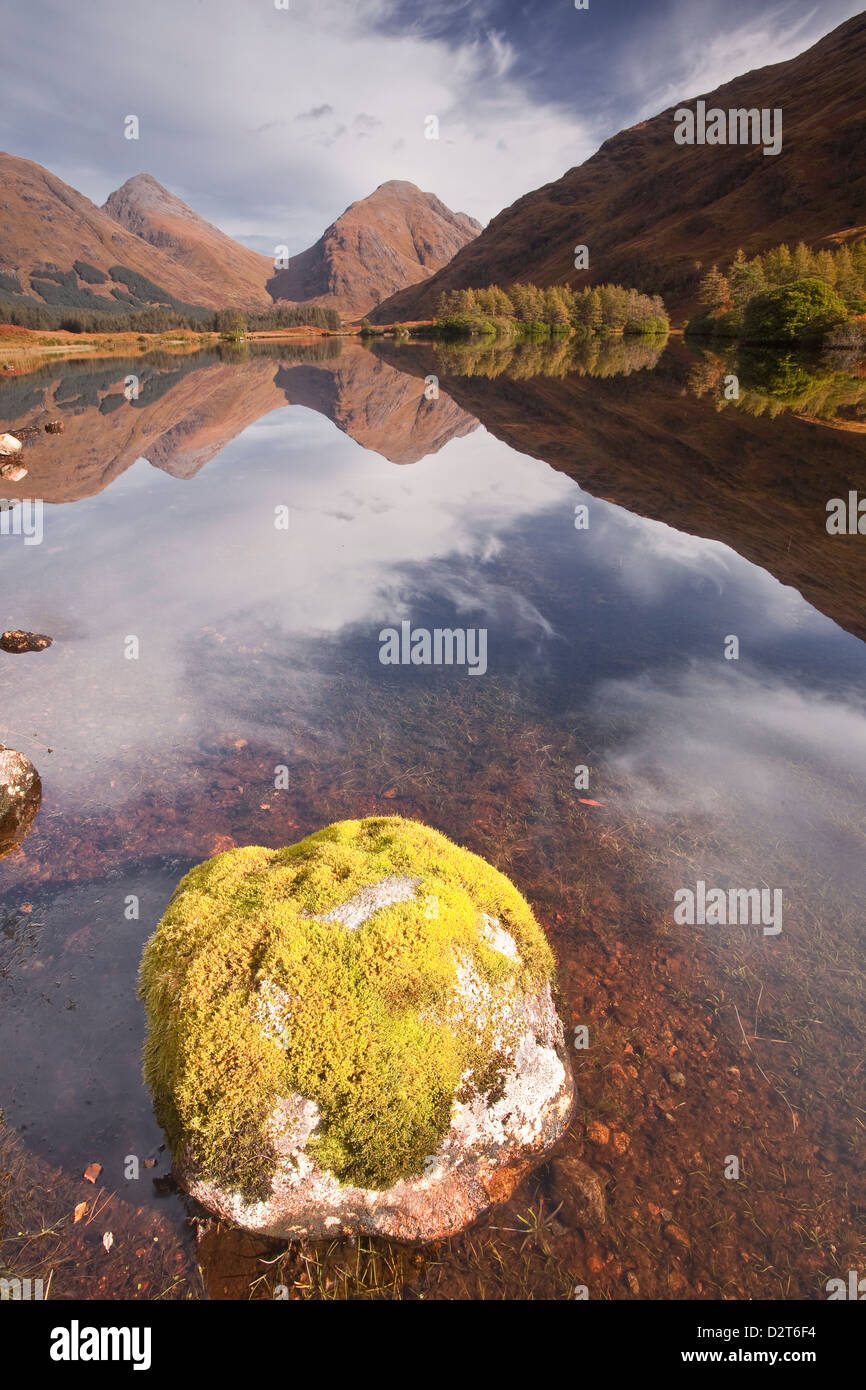 Berge spiegeln sich in Lochan Urr in Glen Etive, Highlands, Schottland, Vereinigtes Königreich, Europa Stockfoto