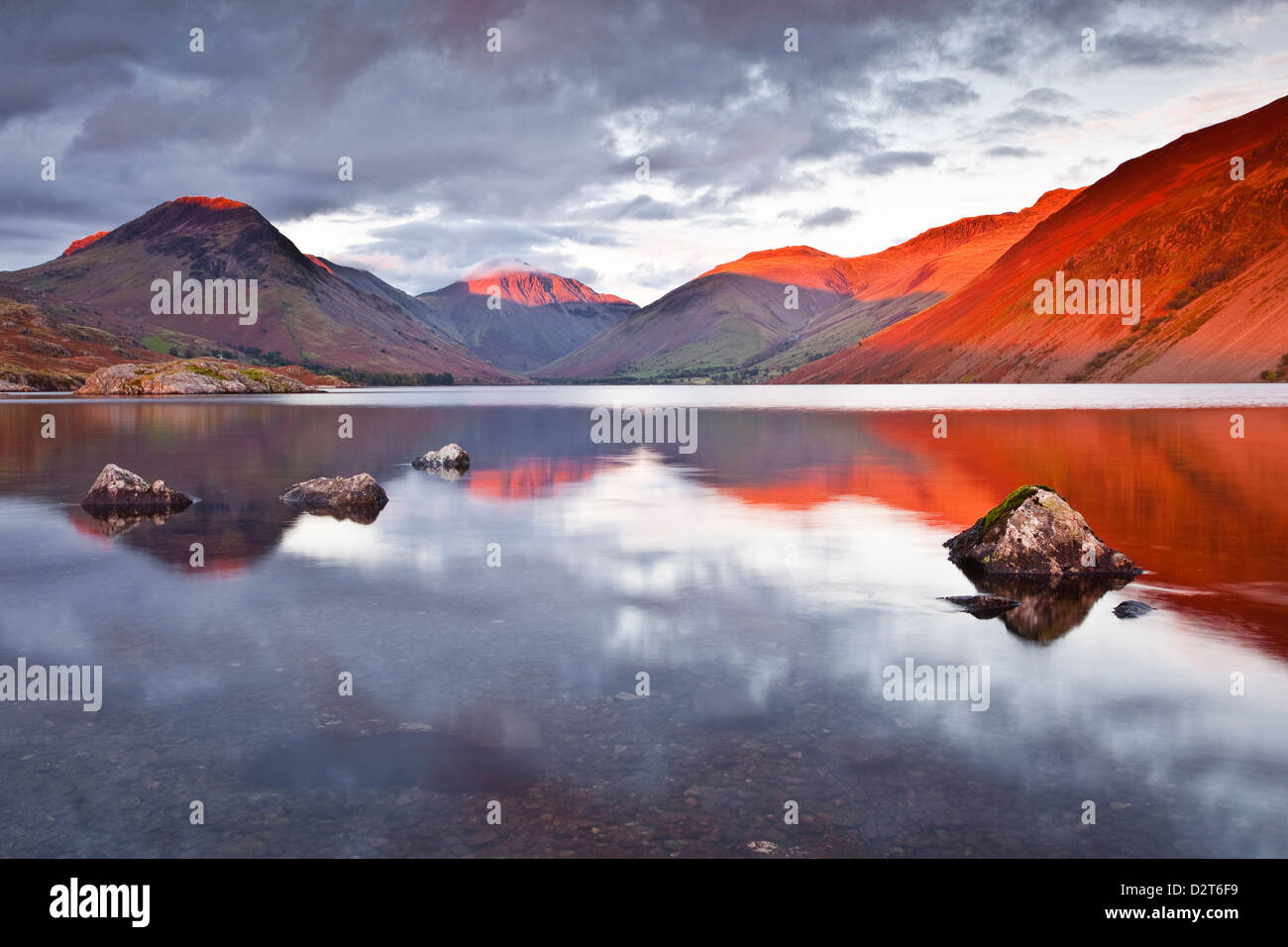 Das Scafell-Angebot über das spiegelnde Wasser Wast Wasser in den Lake District National Park, Cumbria, England, UK Stockfoto