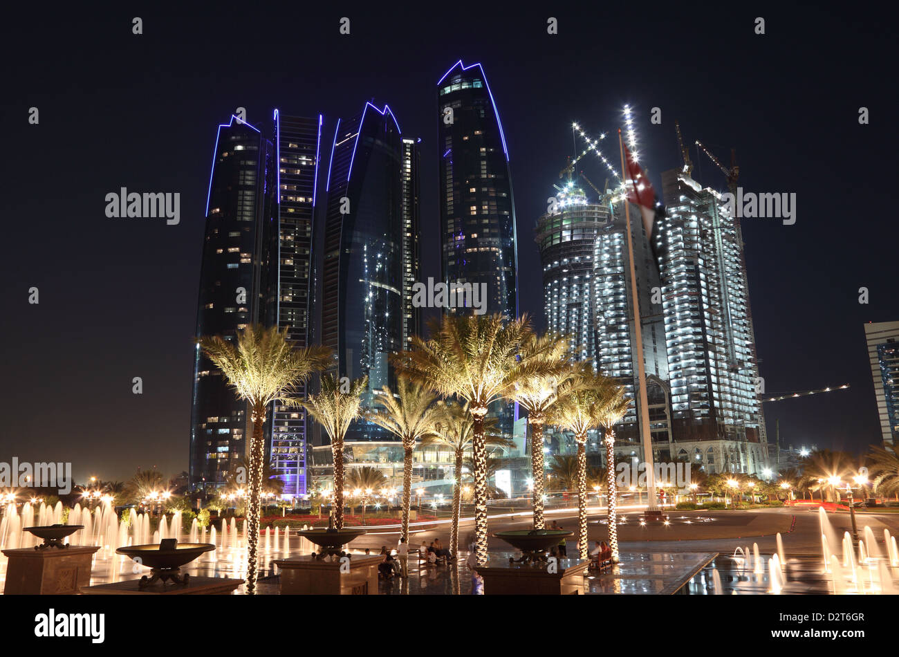 Wolkenkratzer in Abu Dhabi in der Nacht. Vereinigte Arabische Emirate Stockfoto