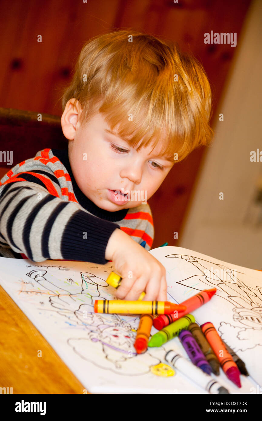 Zwei Jahre alter Junge mit Buntstiften ausmalen Stockfoto