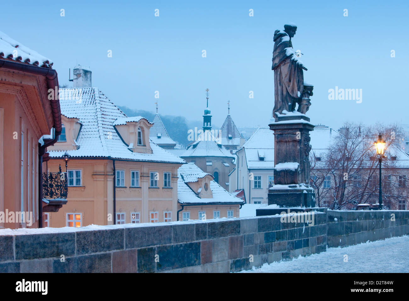 Prag - Blick auf kleinen Viertel Türme von der Karlsbrücke entfernt an Wintermorgen Stockfoto