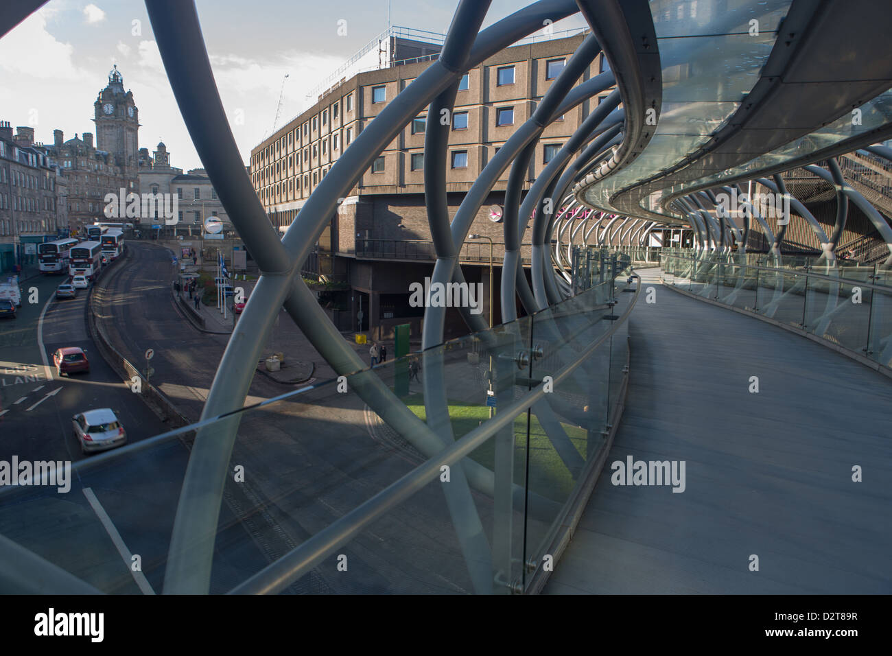 Ein high-Level Fußgängerweg über Leith Street in Edinburgh führt zu dem Einkaufszentrum St. James und King James Hotel Stockfoto