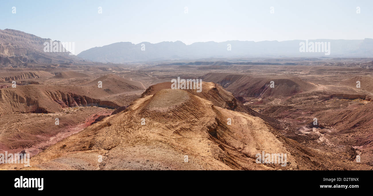Malerische Wüstenlandschaft im kleinen Krater (Makhtesh Katan) in der Wüste Negev, Israel Stockfoto