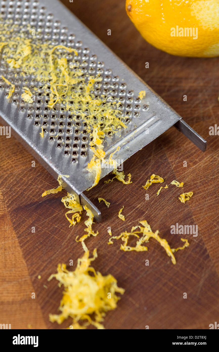 Zitrone mit abgeriebene Schale Stockfotografie - Alamy