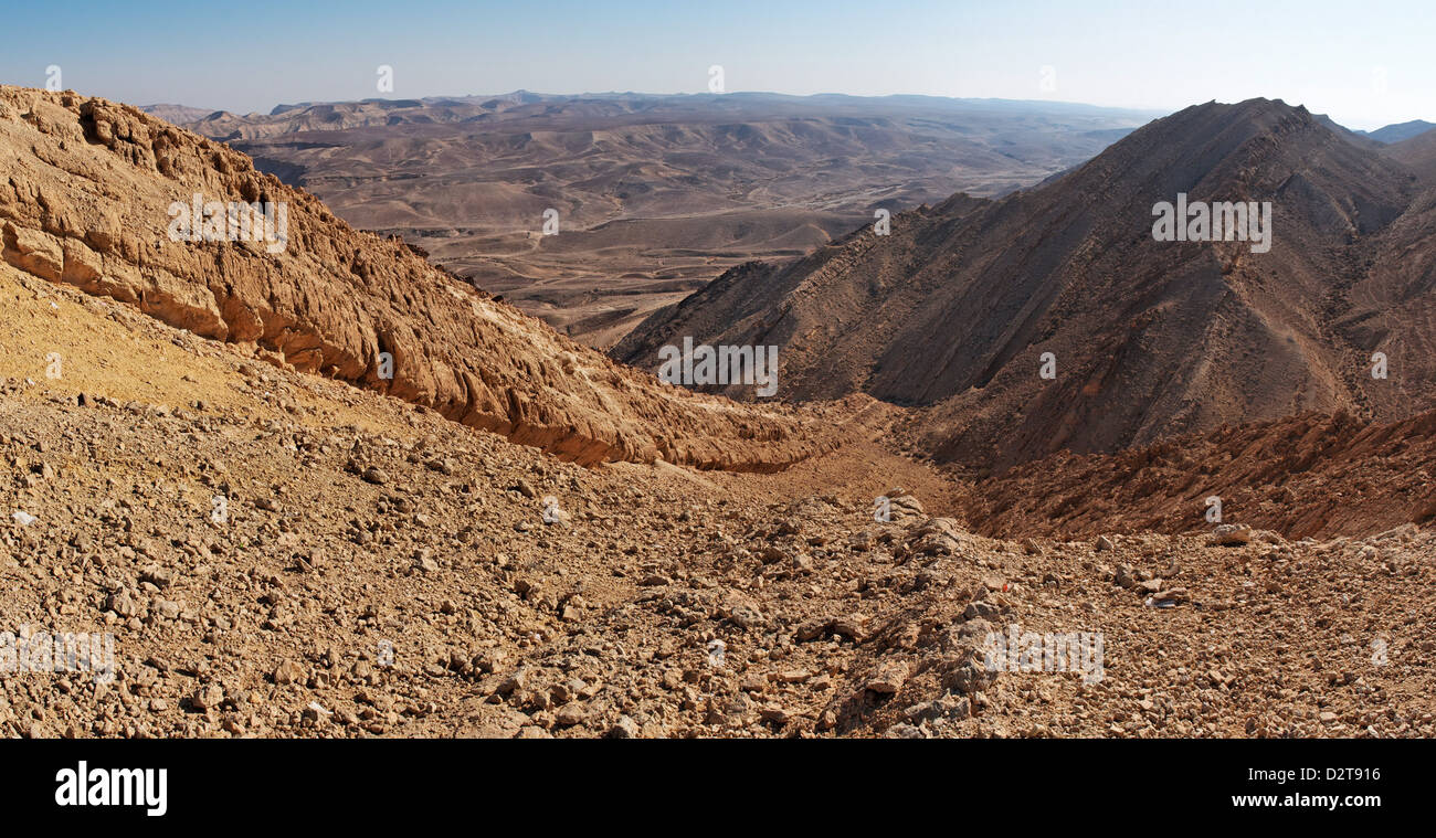 Der große Fin Grat im großen Krater (Makhtesh Gadol) in der Wüste Negev, Israel Stockfoto