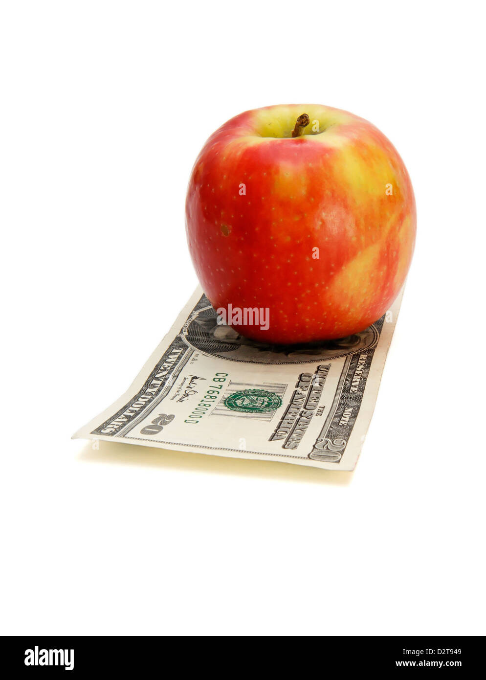 Frische rote und gelbe Apfel auf zwanzig Dollarschein isoliert Stockfoto