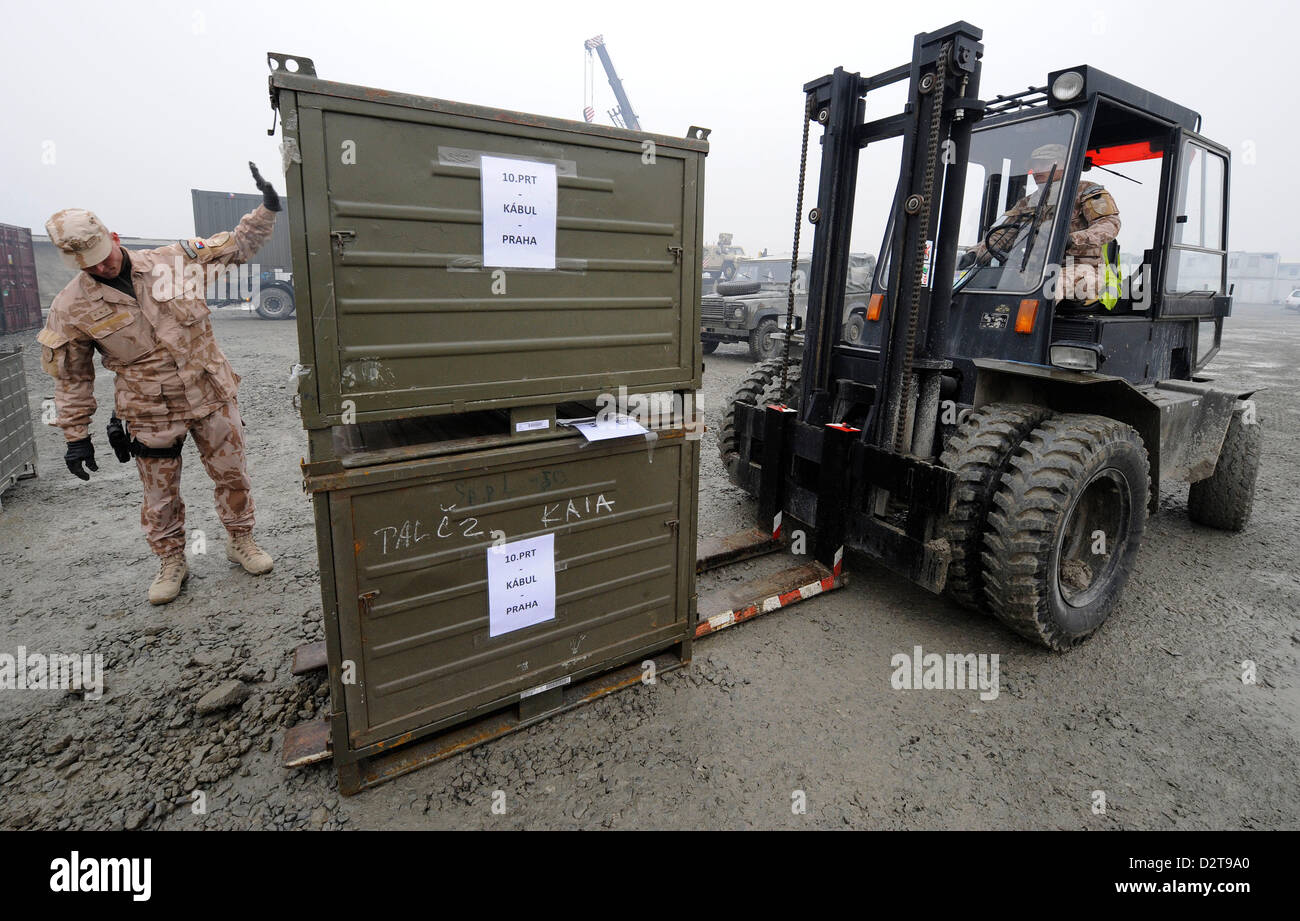 Tschechische Provincial Reconstruction Team verlässt Logar Provinz in Afghanistan nach fünf Jahren. Soldaten haben während dieser Zeit 141 Wiederaufbau-Projekte abgeschlossen. Soldaten gelten Verpackungstechnik eine Militrary in Containern in Kabul, Afghanistan, 1. Februar 2013. (Foto/Stanislav Zbynek CTK) Stockfoto