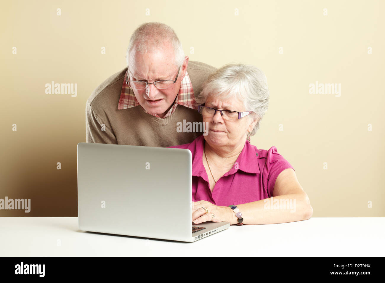 Ältere Mann und Frau mit Laptop während verwirrt auf der Suche Stockfoto