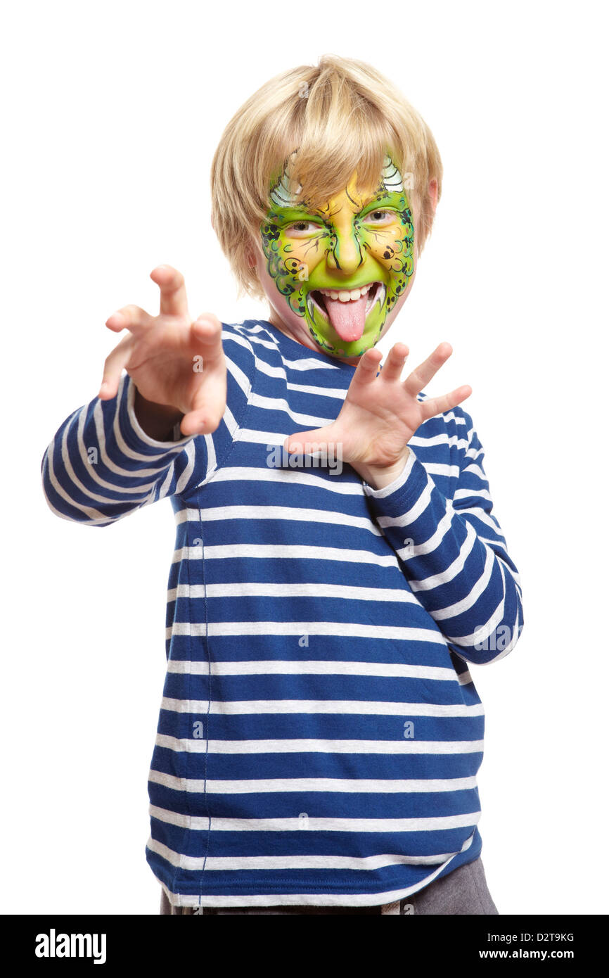 Junge mit Gesicht Malerei Monster lächelnd auf weißem Hintergrund Stockfoto