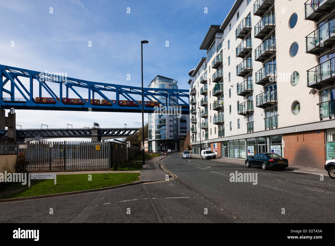 Blick auf die U-Bahn-Brücke über den Fluss Tyne aus der Nähe, am Kai Newcastle, UK Stockfoto