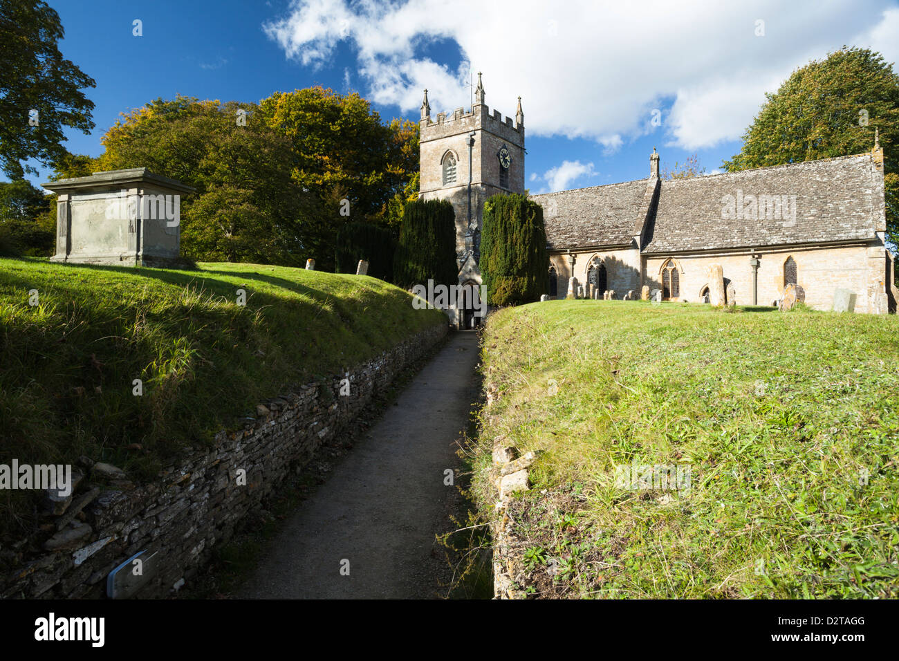 Die Kirche St. Peter und Kirchhof in der winzigen Cotswold Dorf des oberen Schlachtung in Gloucestershire, England Stockfoto