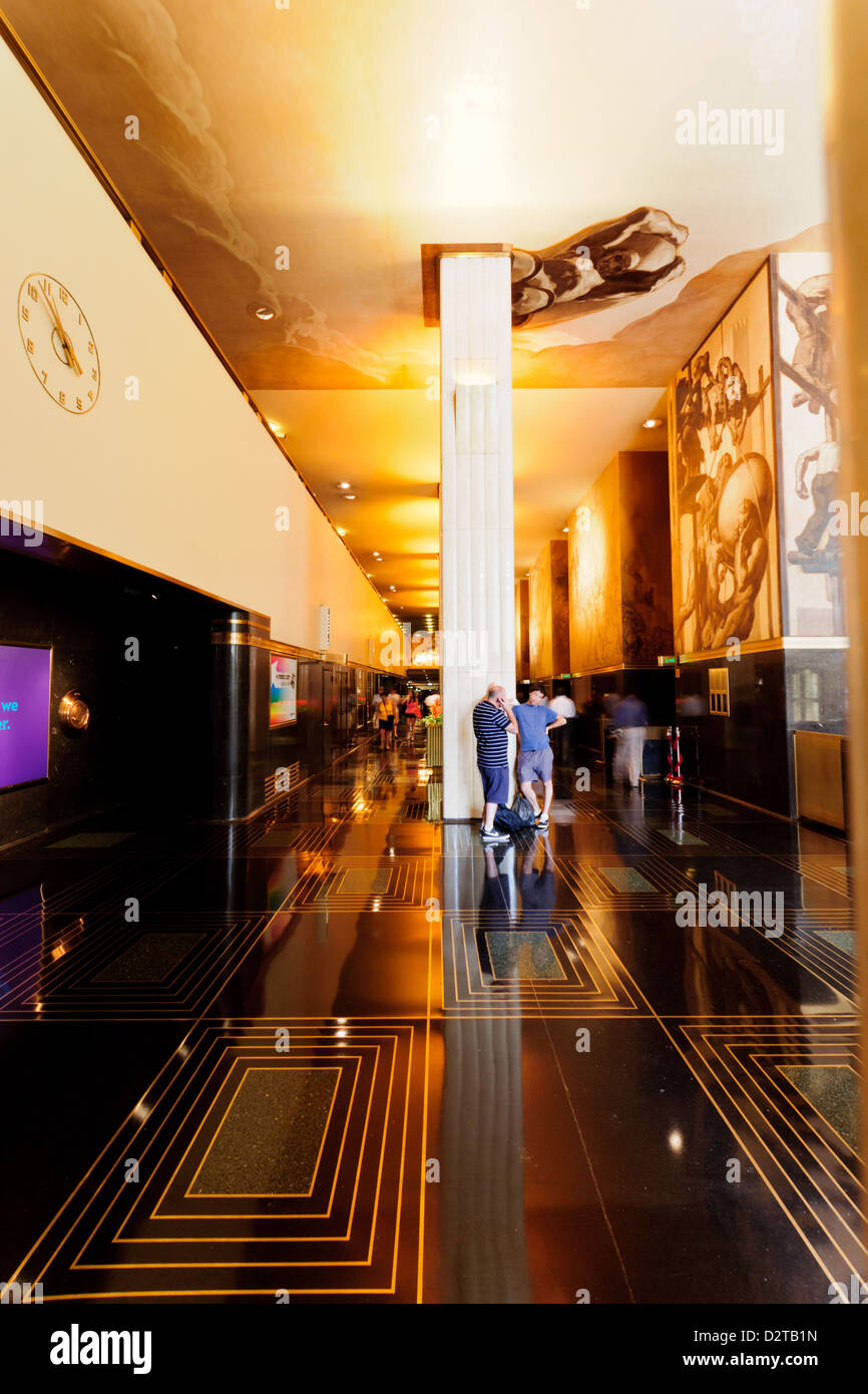 Manhattan, New York. Die Lobby und Kunstwerke bei 30 Rockefeller Plaza, Teil des berühmten Rockefeller Center. Stockfoto