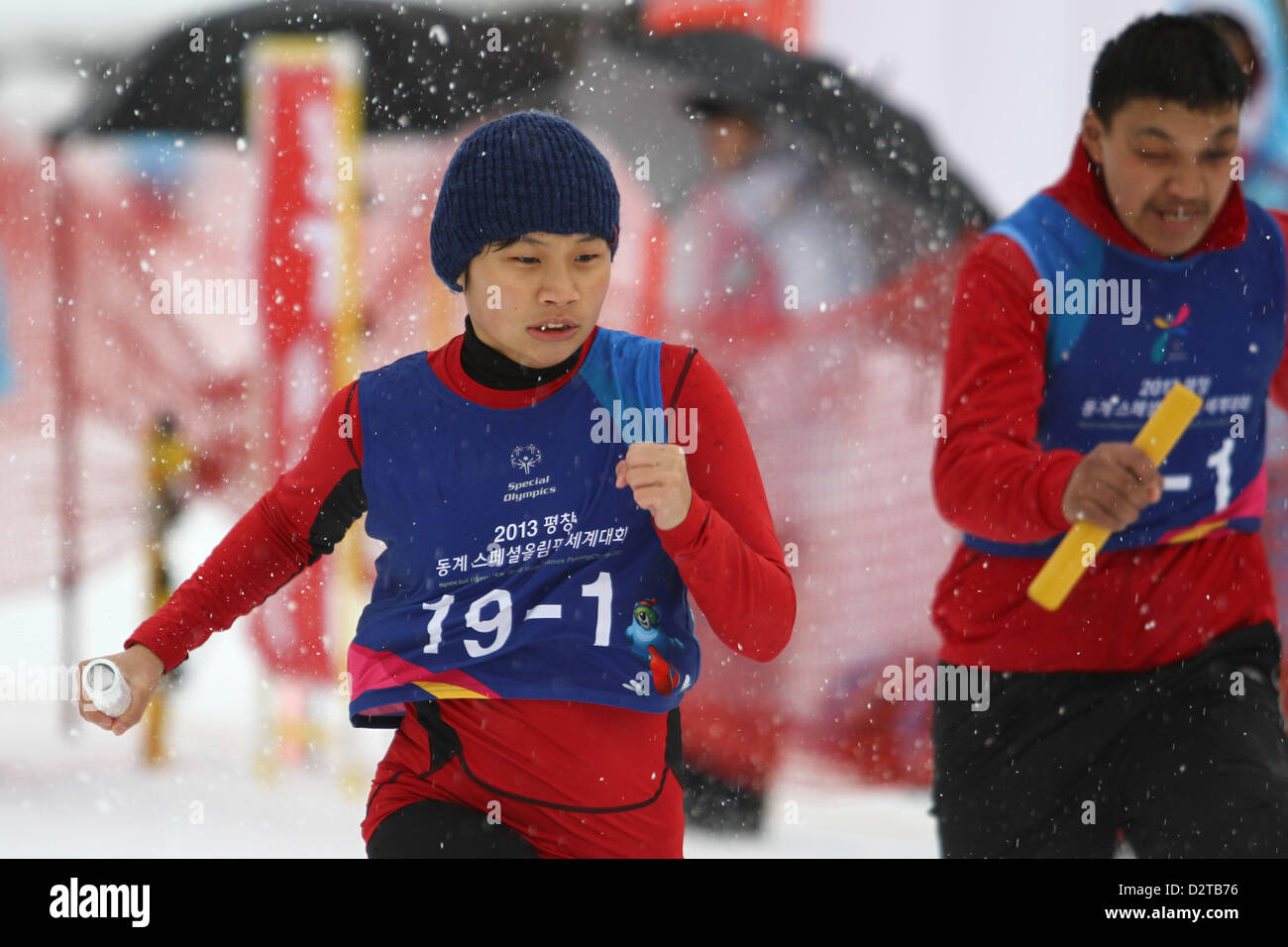PYEONGCHANG-GUN, Südkorea - Februar 1: Athleten führen Sie während des 3. Tages der 2013 Pyeongchang Special Olympics World Winter Games in Schneeschuhwandern am 1. Februar 2013 in Pyeongchang-Gun, Südkorea Stockfoto
