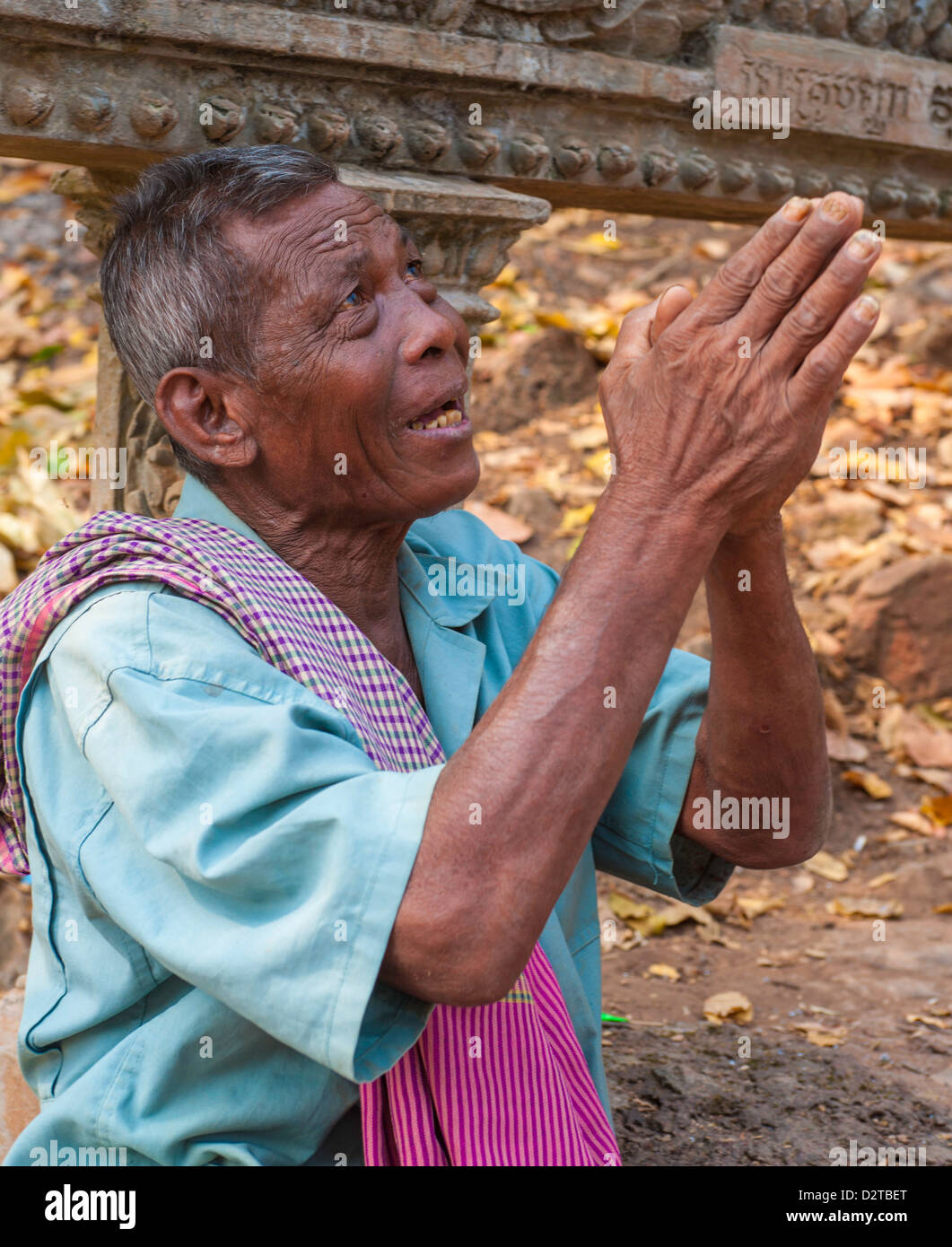 Khmer Mann in Kambodscha betteln im Tempel oder beten Stockfoto