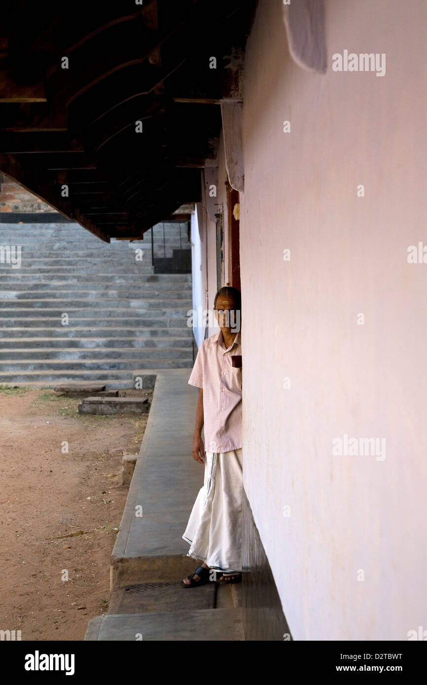 Eine der Schulverwaltung blickt auf von einem Büro in der Vadakke Madham Brahmaswam in Thrissur, Kerala, Indien. Stockfoto