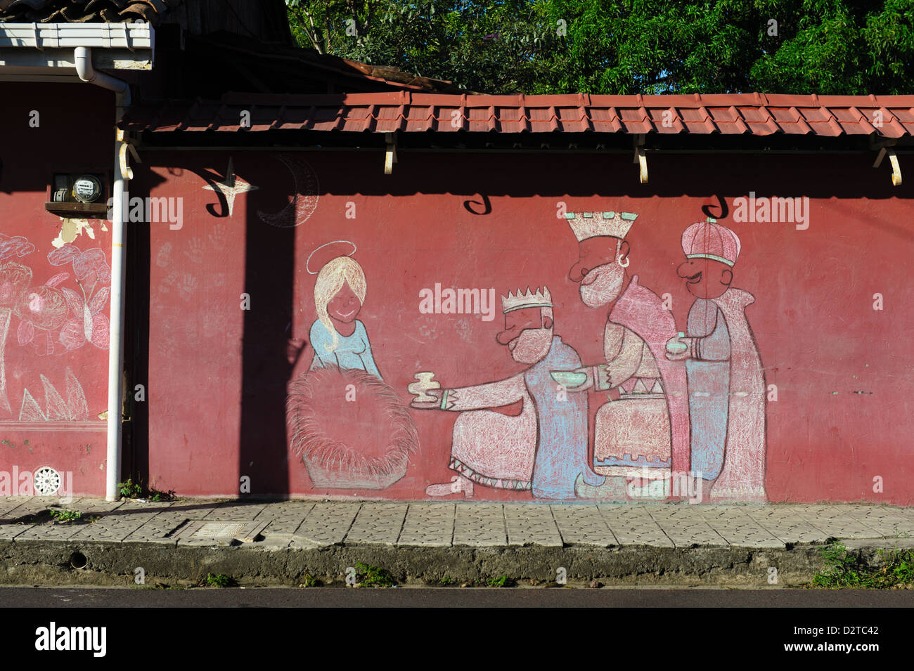 Weihnachten: Kreidezeichnung auf einer roten Wand in Liberia. Costa Rica Stockfoto