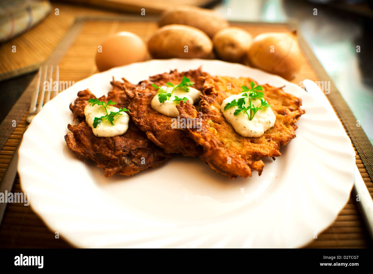 Kartoffelpuffer mit saurer Sahne und Petersilie Stockfotografie - Alamy