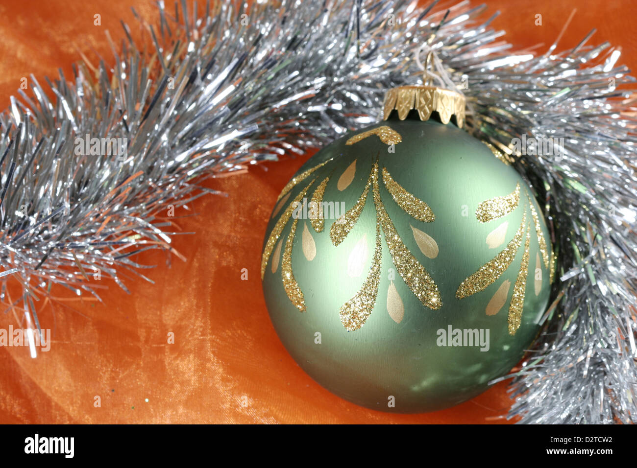 Weihnachtskugel und Garland isoliert. Stockfoto