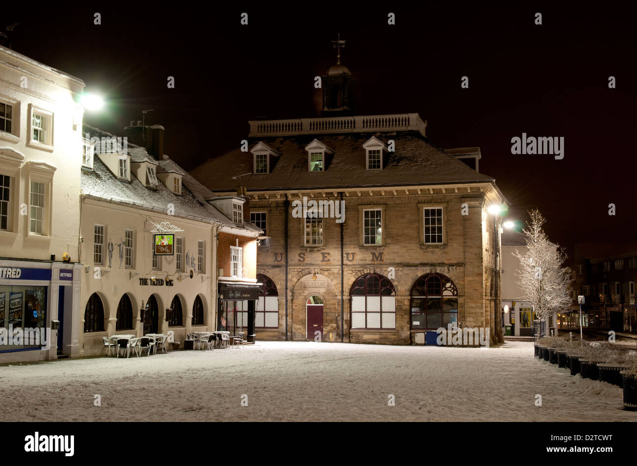 Marktplatz in der Nacht im Winter, Warwick, Warwickshire, UK Stockfoto