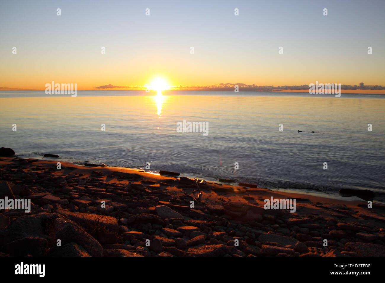 Sonnenaufgang über dem See. Stockfoto