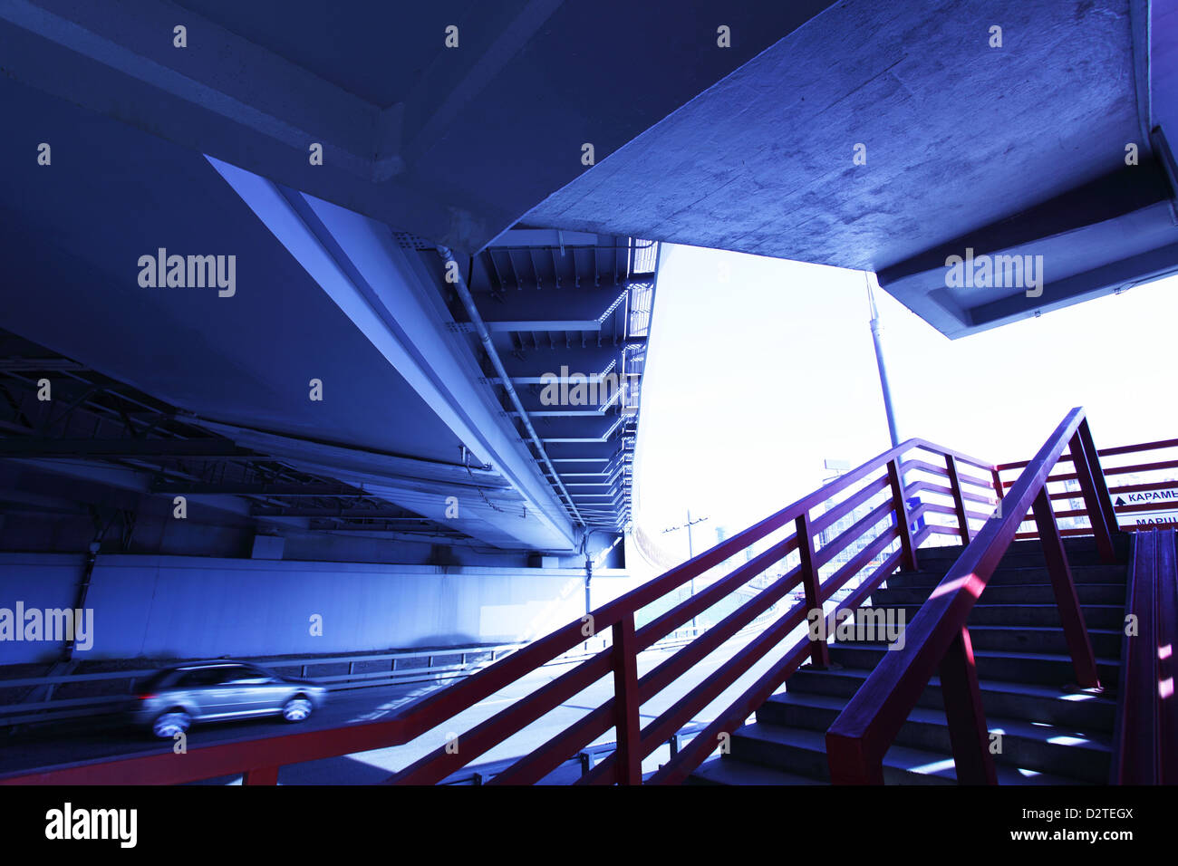 Weitwinkeleinstellung Treppen zur Brücke in blauer Farbe getönt Stockfoto