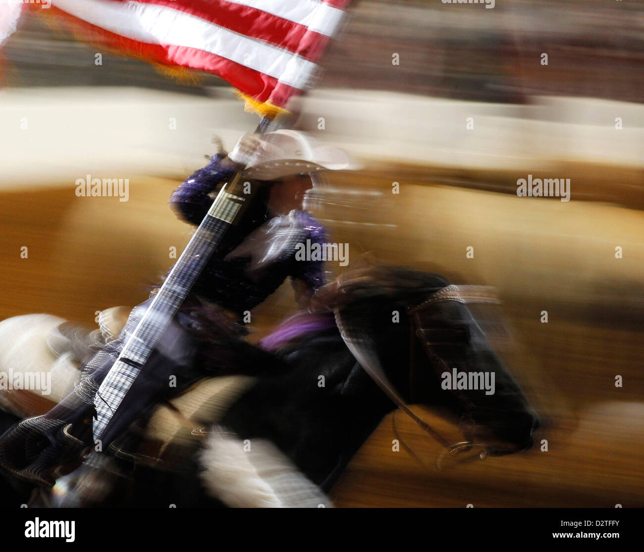 31. Januar 2013 - ft. Worth, Texas, USA - 31. Januar 2013. Ft. Worth, Tx USA. Die amerikanische Flagge wird in der Arena während der Grand-Eintrag für die Donnerstagnacht PRCA Rodeo Leistung im Will Rogers Memorial Arena ist Teil der 117. jährlichen ft. Wert Stock Show und Rodeo getragen. Die Veranstaltung dauert 23 Tage und umfasst West- und landwirtschaftlichen Veranstaltungen in ft. Worth, Texas. (Kredit-Bild: © Ralph Lauer/ZUMAPRESS.com) Stockfoto