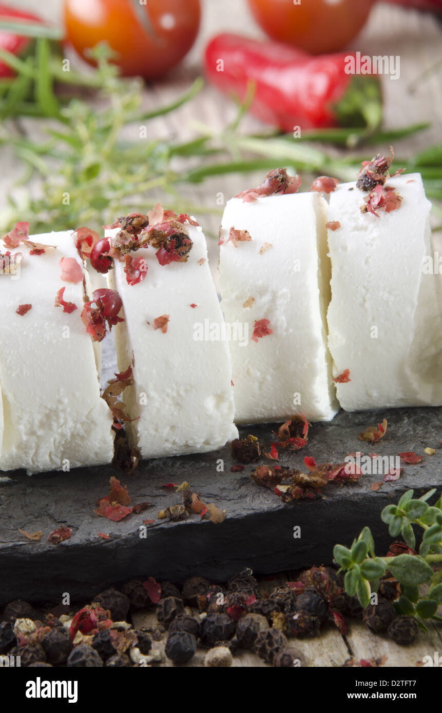 Ziegenkäse mit rotem Pfeffer und Thymian auf einer Schiefertafel Platte Stockfoto