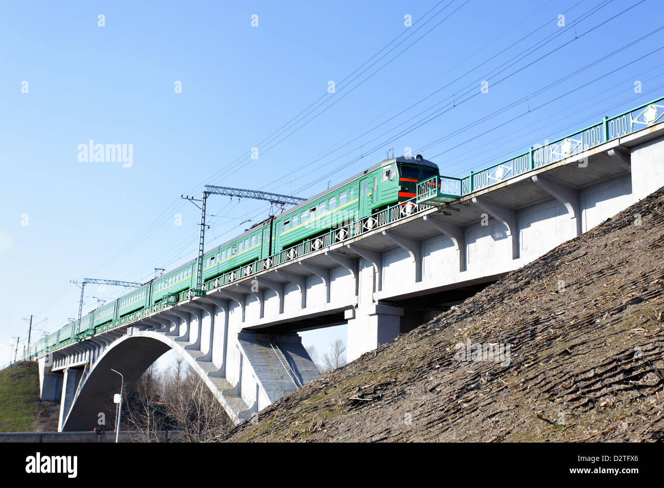 Elektrische s-Bahn befahren die brige Stockfoto