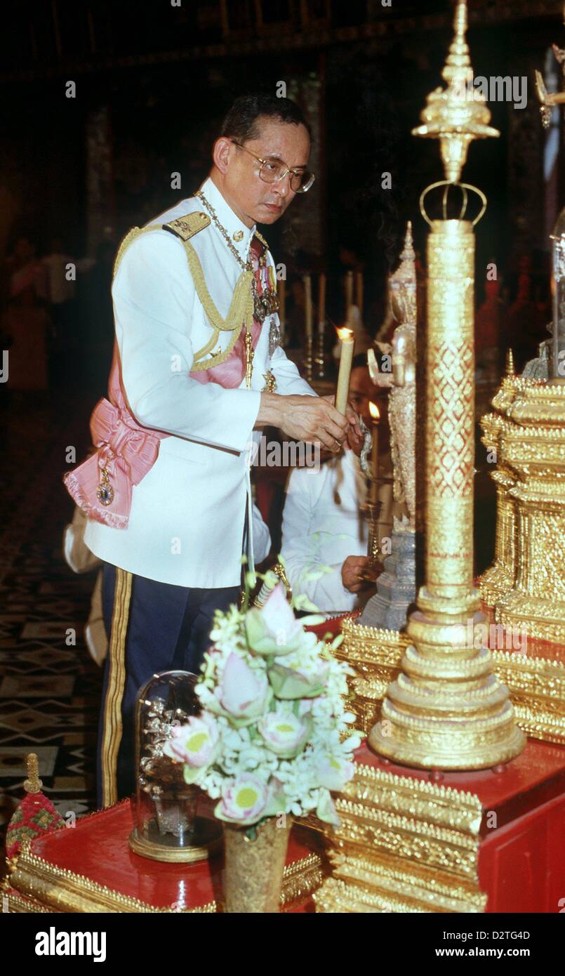 König Bhumibol von Thailand am 6. Juli 1977 während der Feierlichkeiten der 42. Jubiläum seiner Inthronisation im Kloster "Krieg Phra Keo". Stockfoto