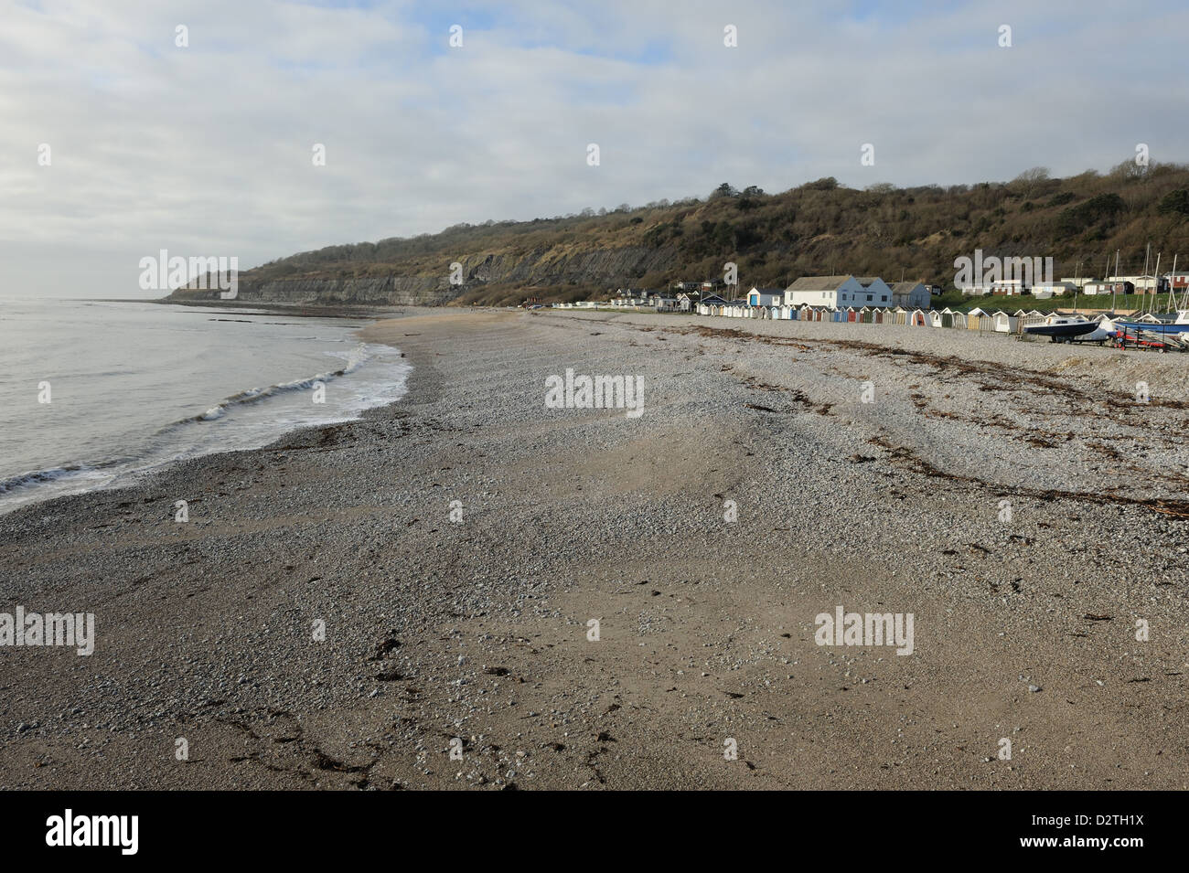 Monmouth Strand und Strandhütten westlich von Lyme Regis mit Blick auf die Undercliff, Dorset Stockfoto