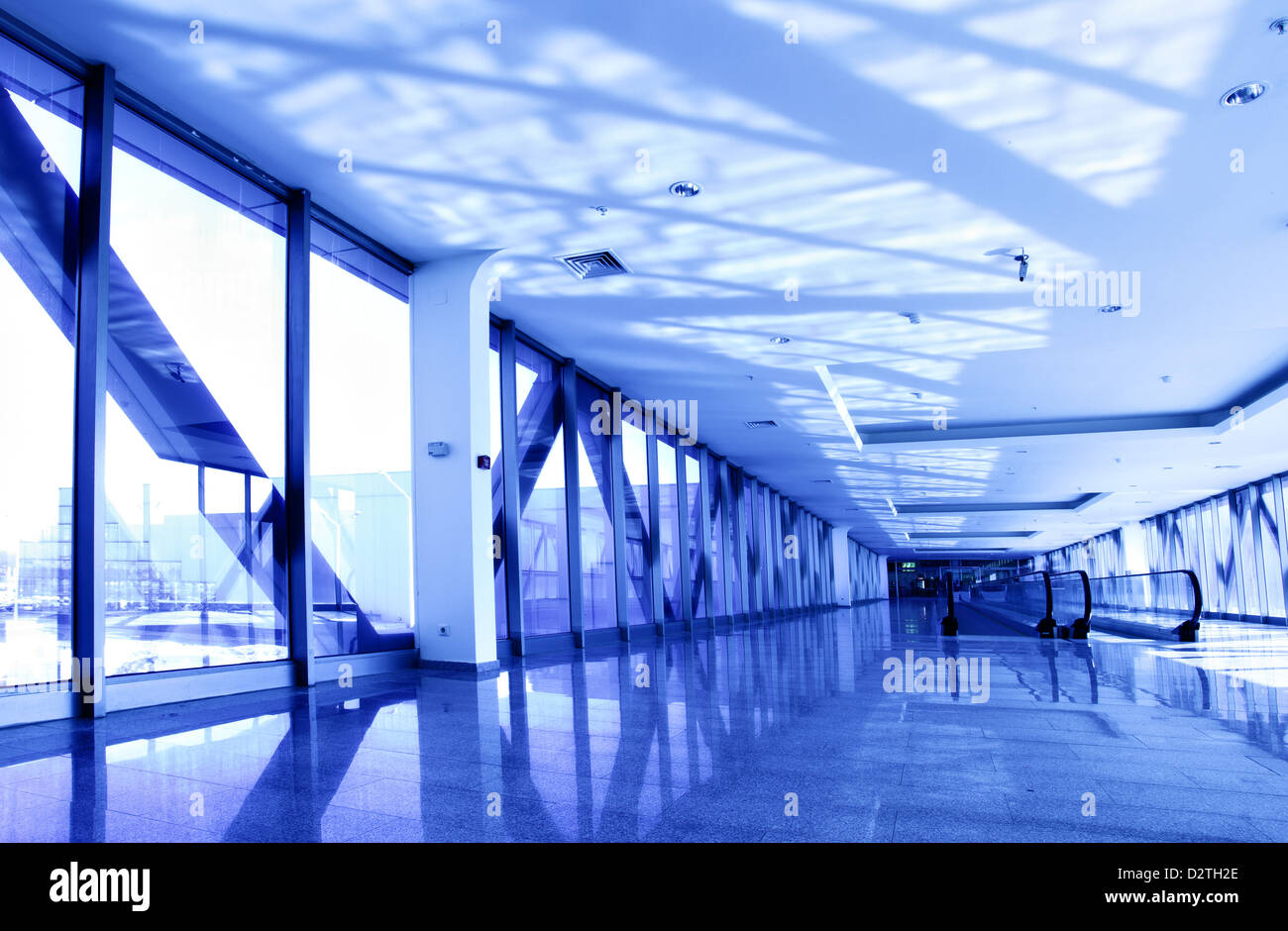 Perspektive des Korridors in blauer Farbe getönt Stockfoto