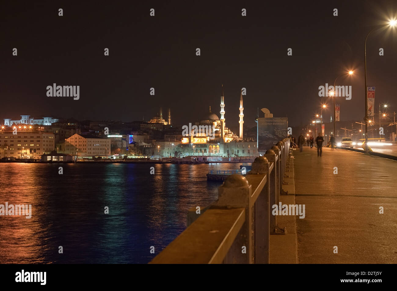 Istanbul, Türkei, der Galata-Brücke verbindet die beiden Teile der europäischen Stadt Stockfoto