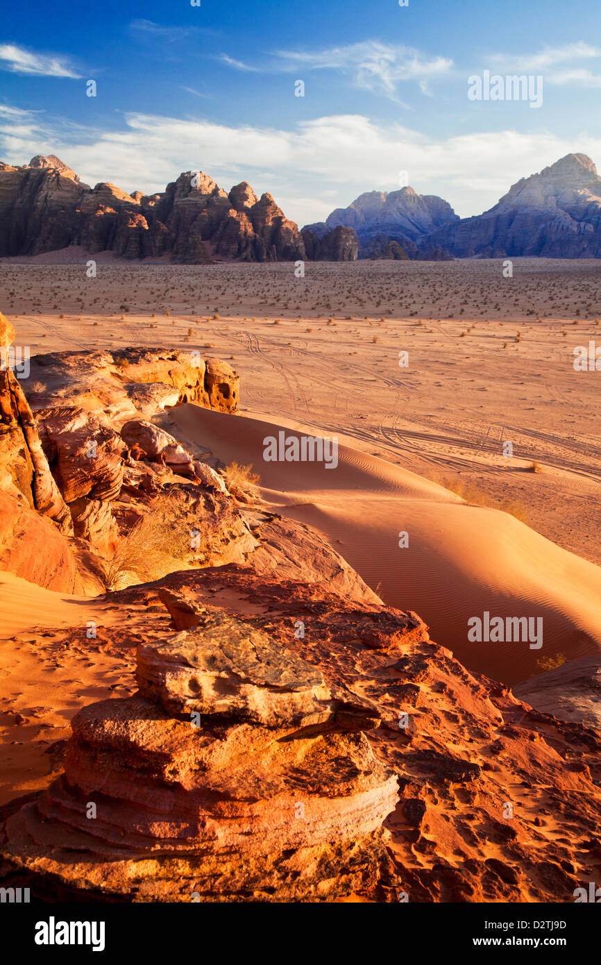 Abendlicht in der jordanischen Wüste Wadi Rum oder das Tal des Mondes Stockfoto