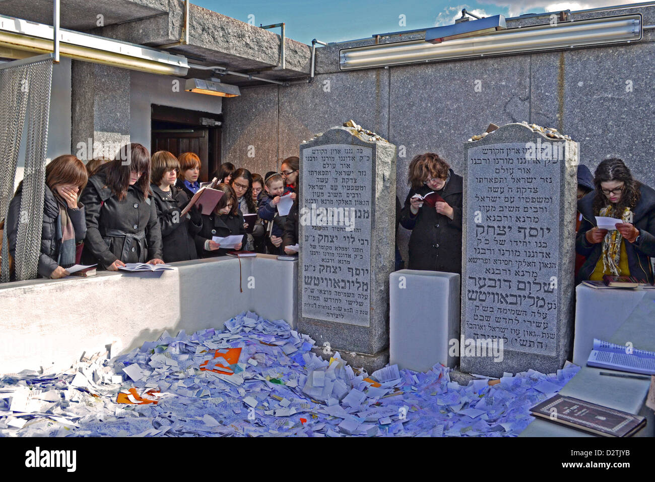 Jüdische Frauen beten an der Ohel an den Gräbern der 6. & 7. Lubawitscher Rebbe. Montefiore Friedhof in Cambria Heights, NYC Stockfoto