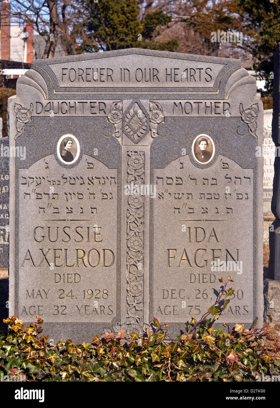 Doppelte Grabstein mit 2 Fotos auf dem neuen Montefiore-Friedhof in Cambria Heights, Queens, New York City Stockfoto
