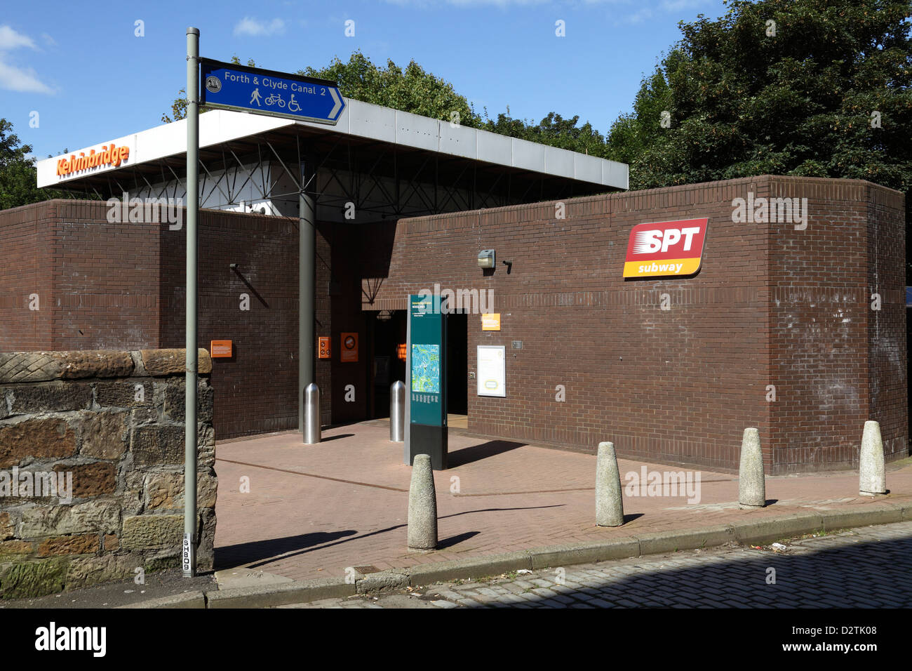 Eingang zum Kelvinbridge u-Bahnstation vom Süden Woodside Road im West End von Glasgow, Scotland, UK Stockfoto