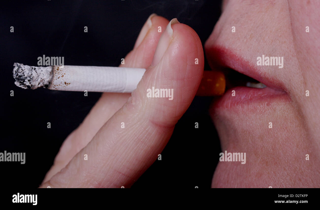 Frau raucht eine Zigarette extra hautnah. 28. Januar 2013 Stockfoto