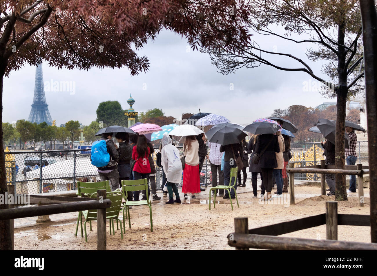 Frankreich - Touristen-Gruppe mit Sonnenschirmen in Paris im Regen Stockfoto