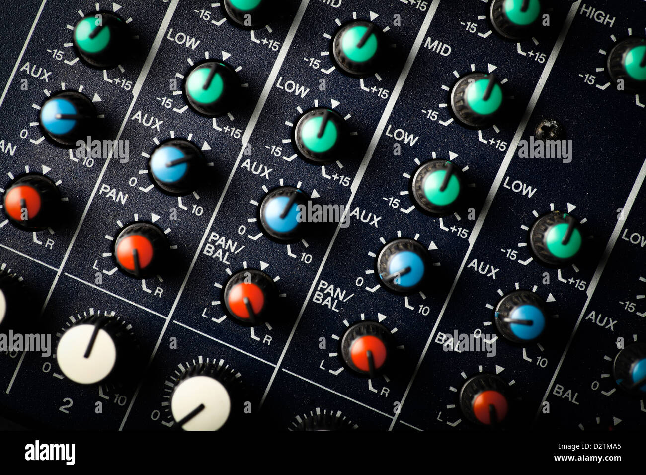 Detail eines Musik-Mixer-Desk mit verschiedenen Knöpfen Stockfoto