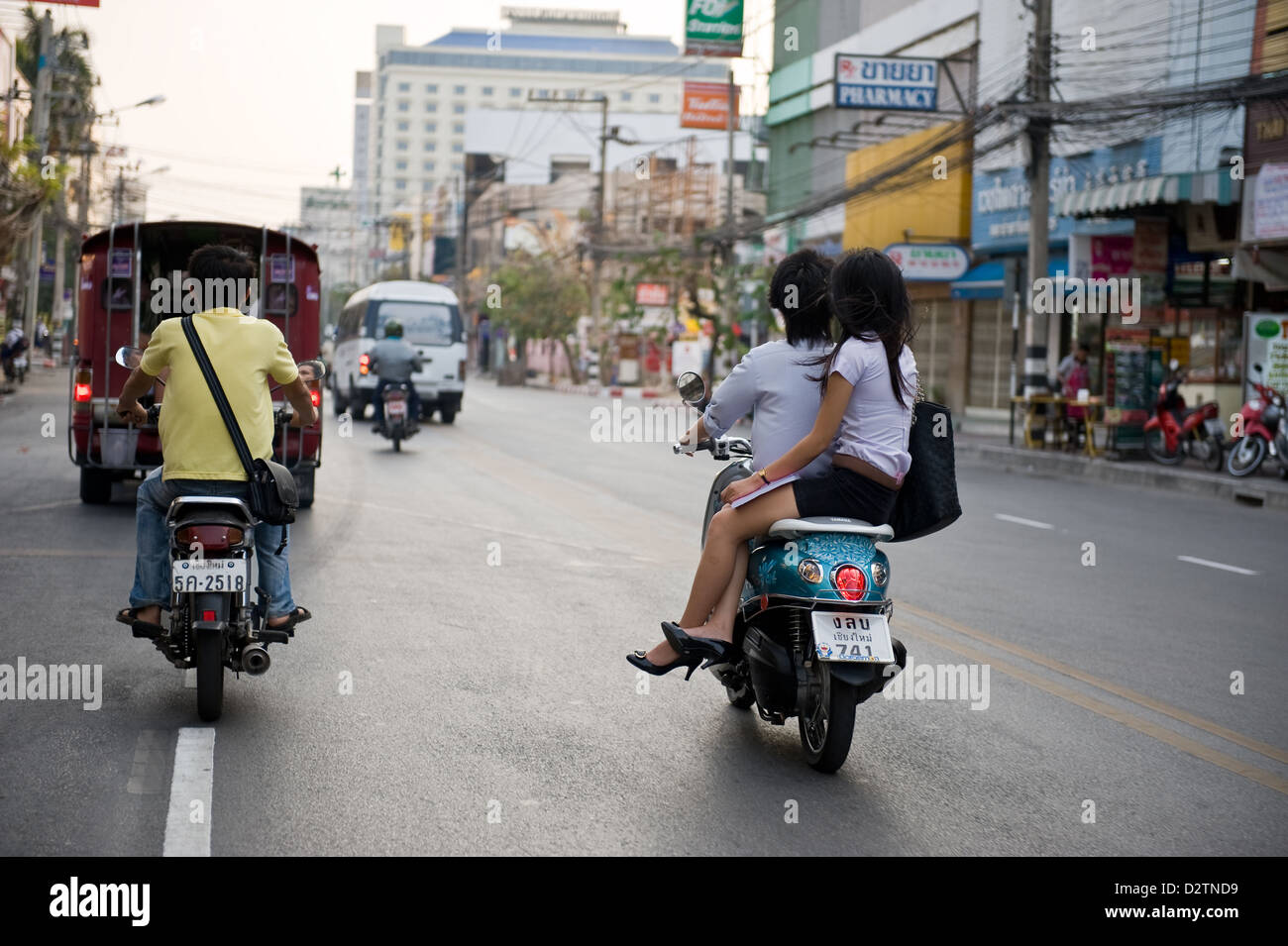 Chiang Mai, Thailand, ein Student in Uniform als Beifahrer auf einem Motorrad Stockfoto