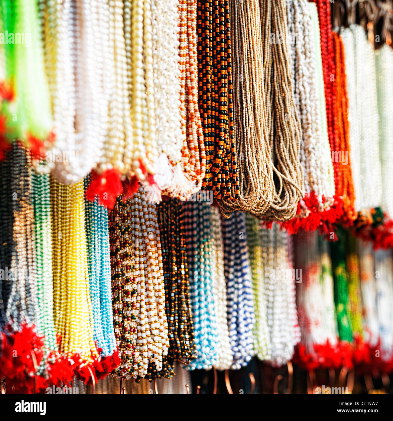 Indische Perlen im lokalen Markt in Pushkar. Rajasthan, Indien, Asien Stockfoto