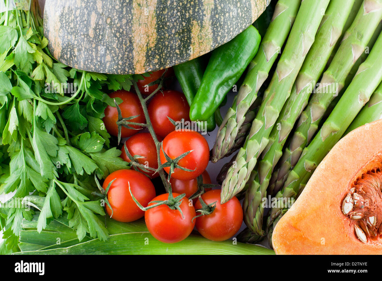 Frischem bunten Gemüse, Petersilie, Cherry-Tomaten, Pumpen, Spargel. Stockfoto