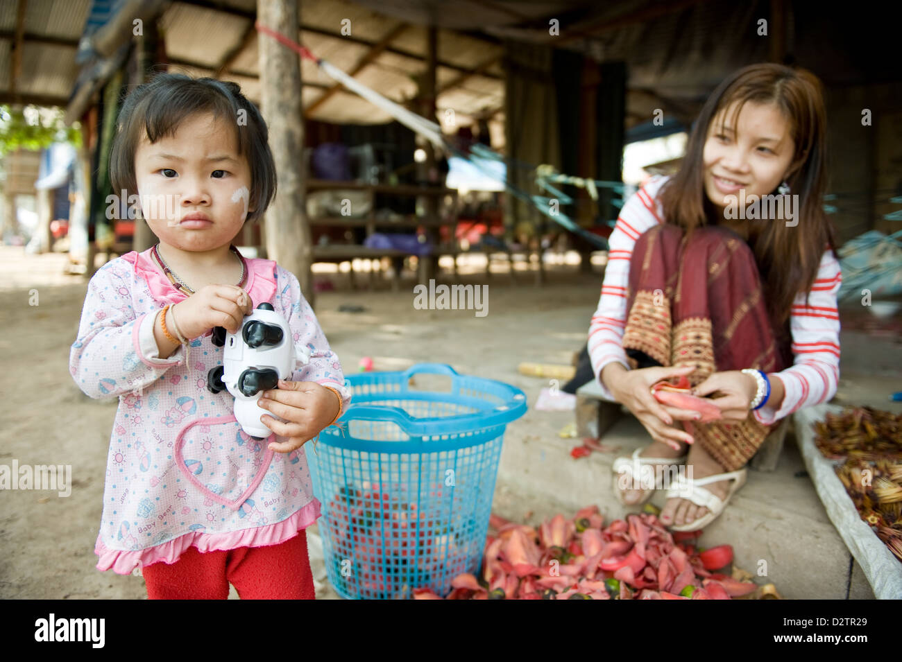 Donsao, Laos, eine Frau auf Früchte und ein kleines Mädchen Stockfoto